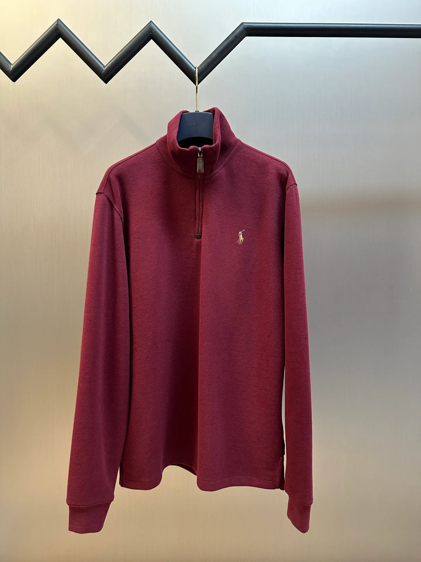 P390 Ralph Lauren colorful embroidered half turtleneck sweatshirt, custom-made with elegant fine cotton velvet feel, with low saturated brown-red as the base, and the exquisite colorful pony logo jumps into burgundy, making it highly recognizable. The design of the half zipper has been sublimated, and the leather pull tab of the zipper head has been aged, retaining slight rough edges.  Adopt imported machine embroidery technology, use advanced computer control system and precision mechanical components to realize pony logo embroidery work size: s m l xl